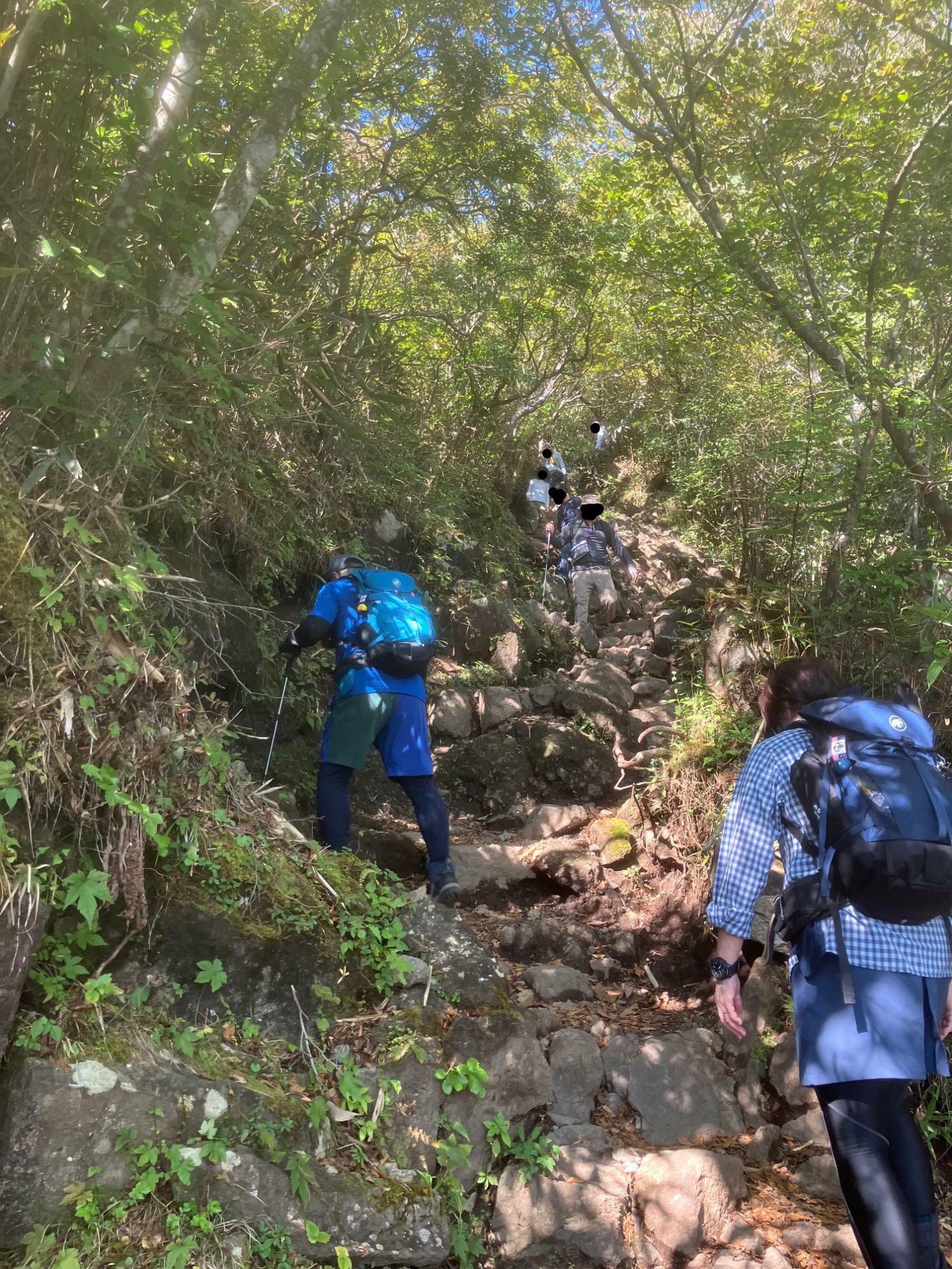 金時山頂上への急斜面