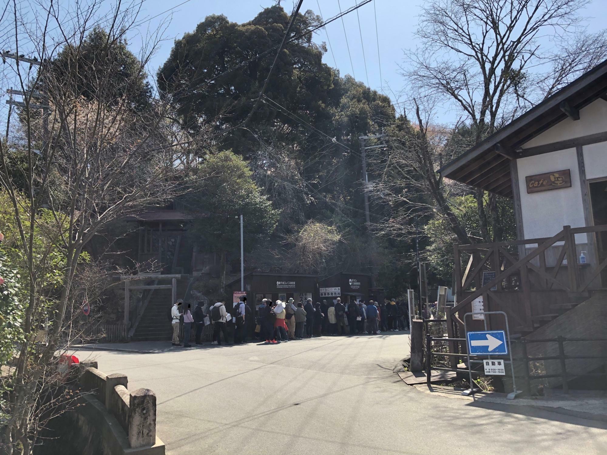 竹林院そばから上千本へ登る。行列はバス待ちの方々。