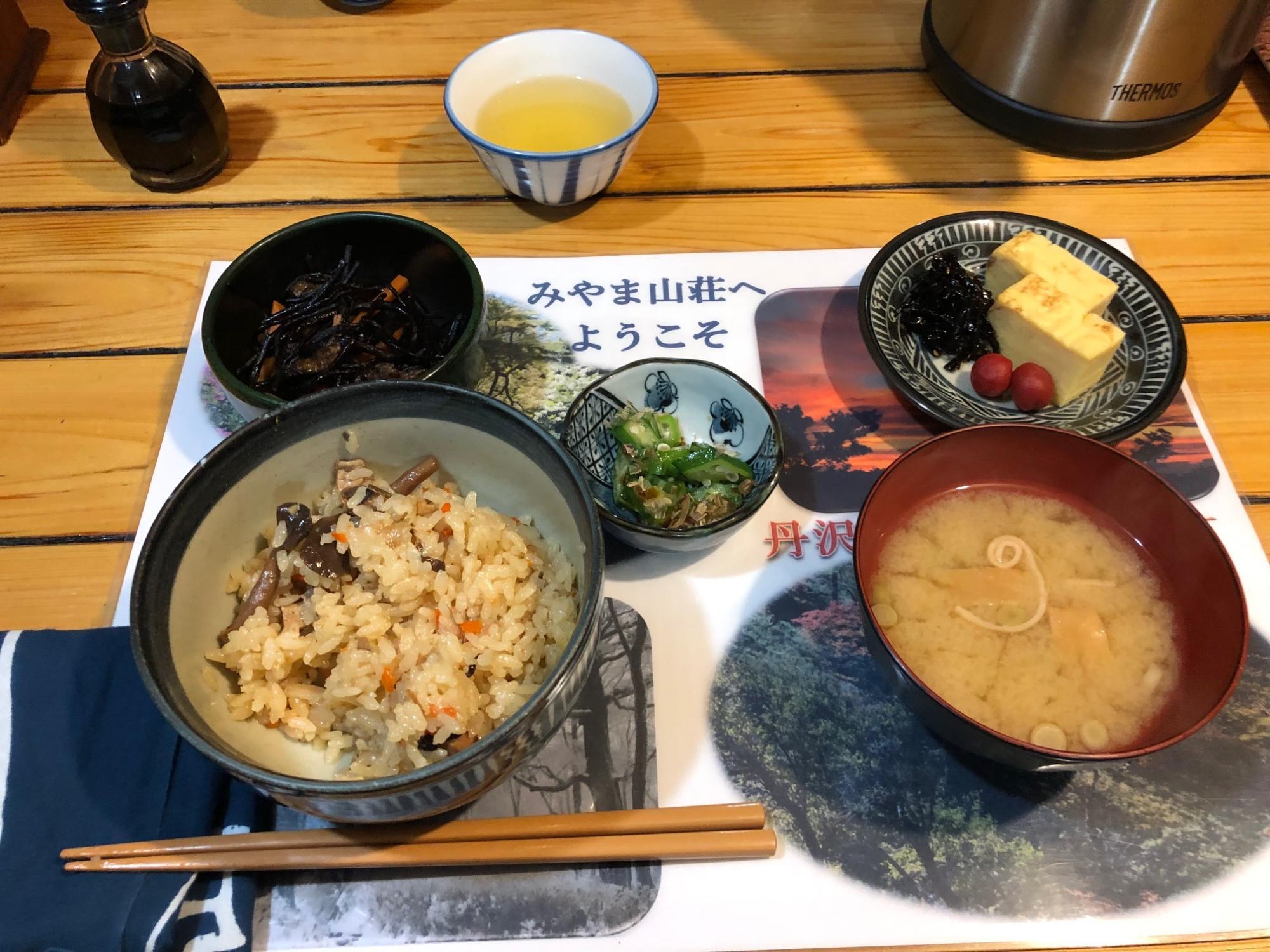 みやま山荘の朝食は炊き込みご飯です