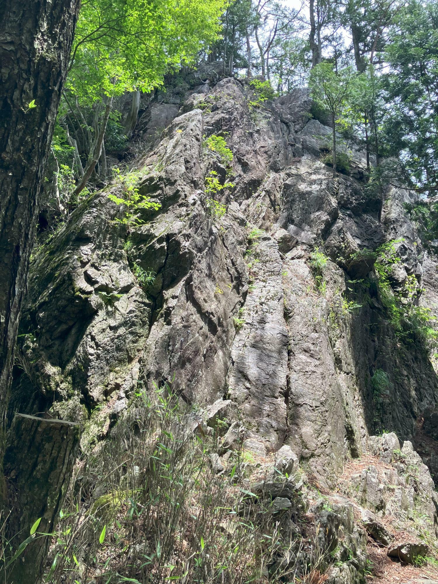 登山道に立ちはだかる”つづら岩”