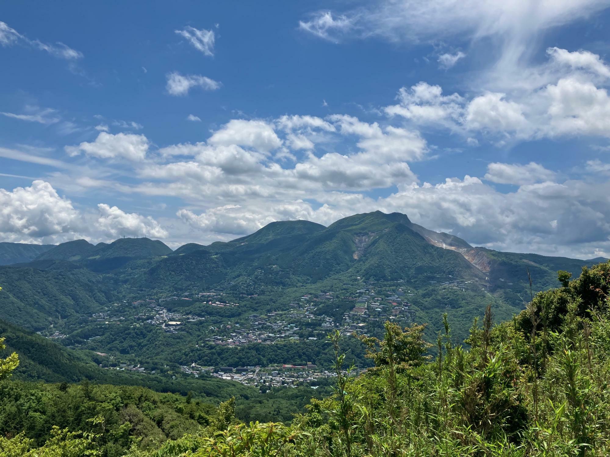 手前の大涌谷とその背後に右から左へずっーと続く箱根外輪山　果てしない…