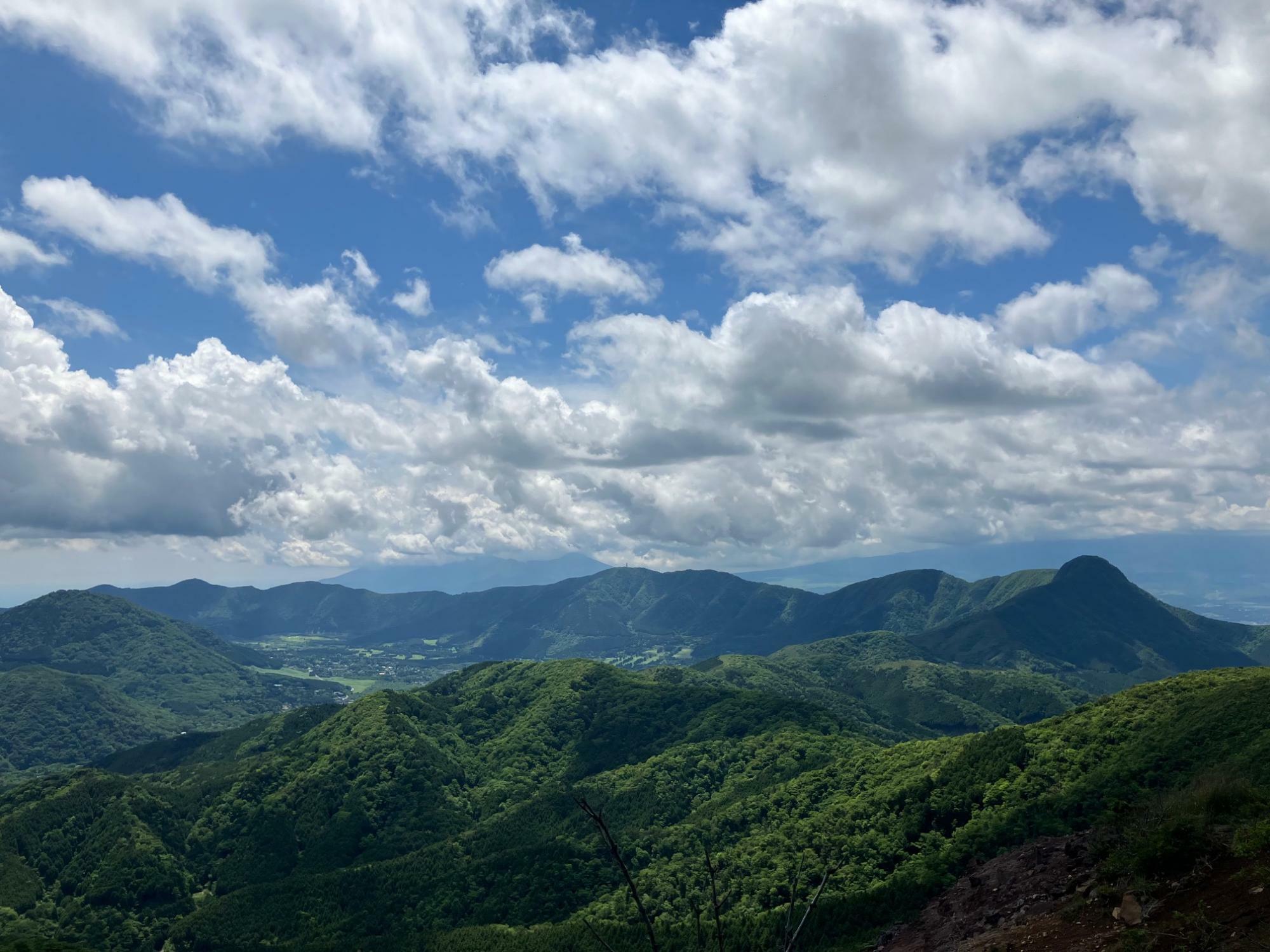 果てしなく続くこれからの行く末の箱根外輪山　右手の突起が金時山そして正面に雲に隠れた富士山