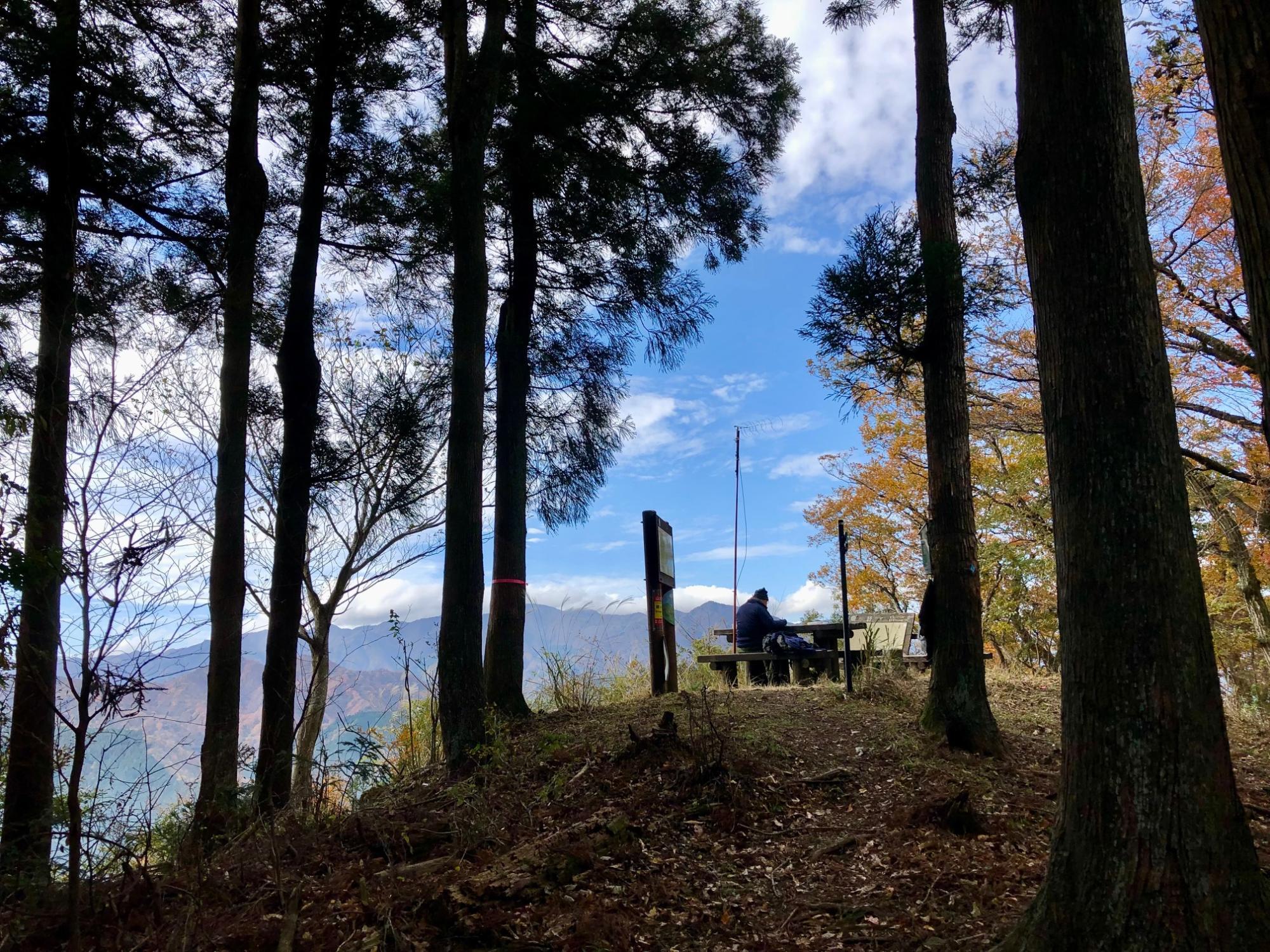 経ヶ岳山頂　珍しくアマチュア無線で交信されている方がいらっしゃいました