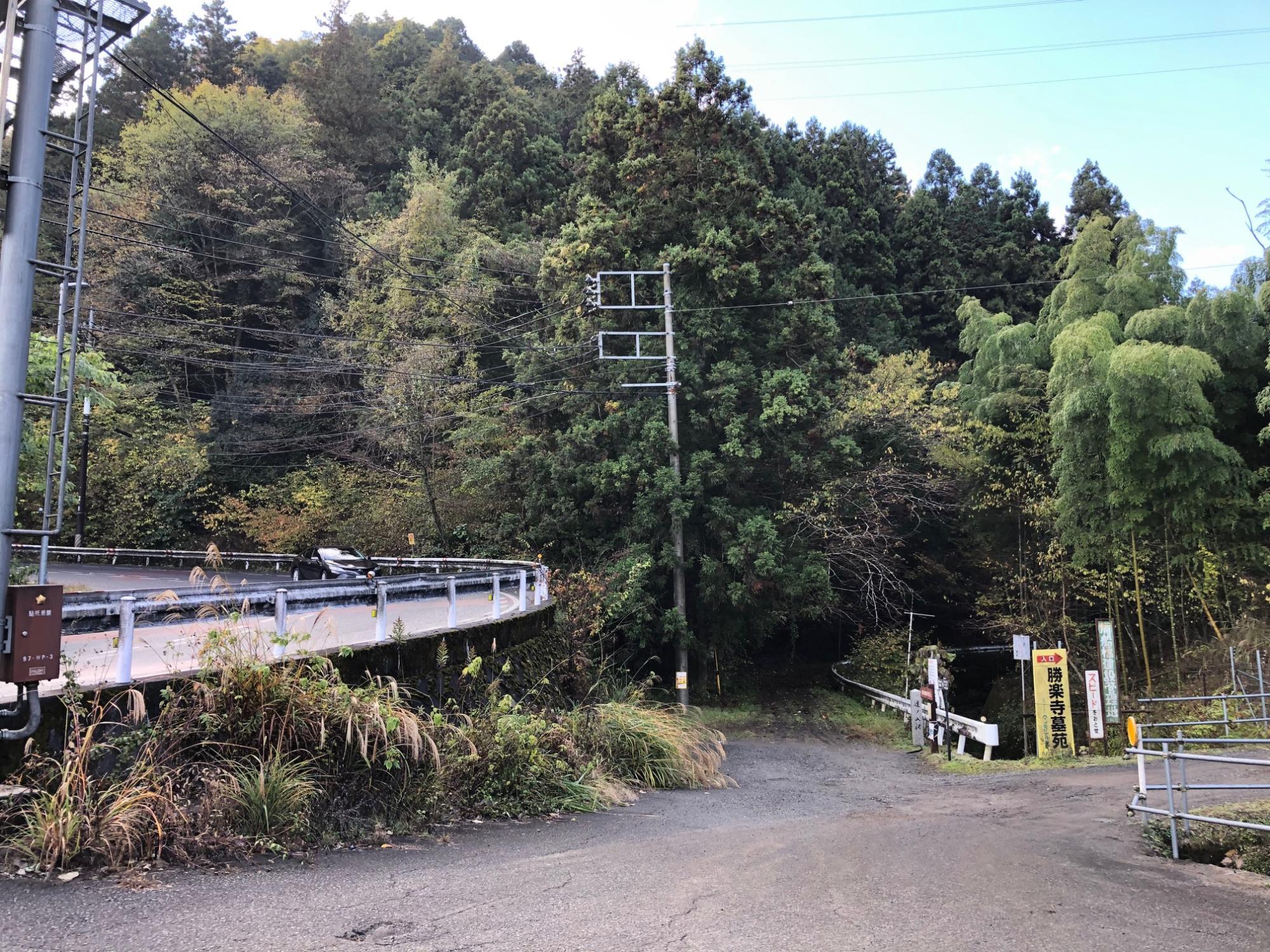 登山道の入口　国道412号線（左側）からそれる