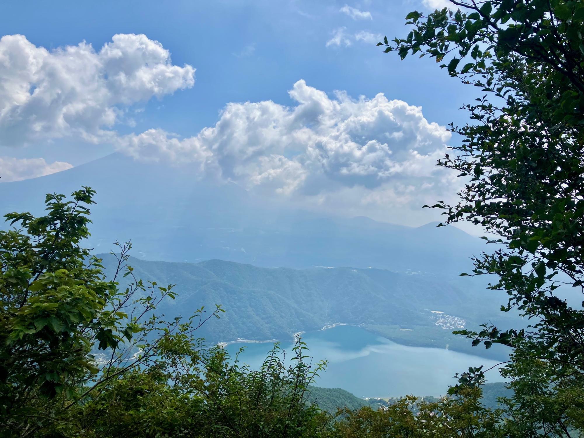 十二ヶ岳山頂からの富士山と西湖の眺望