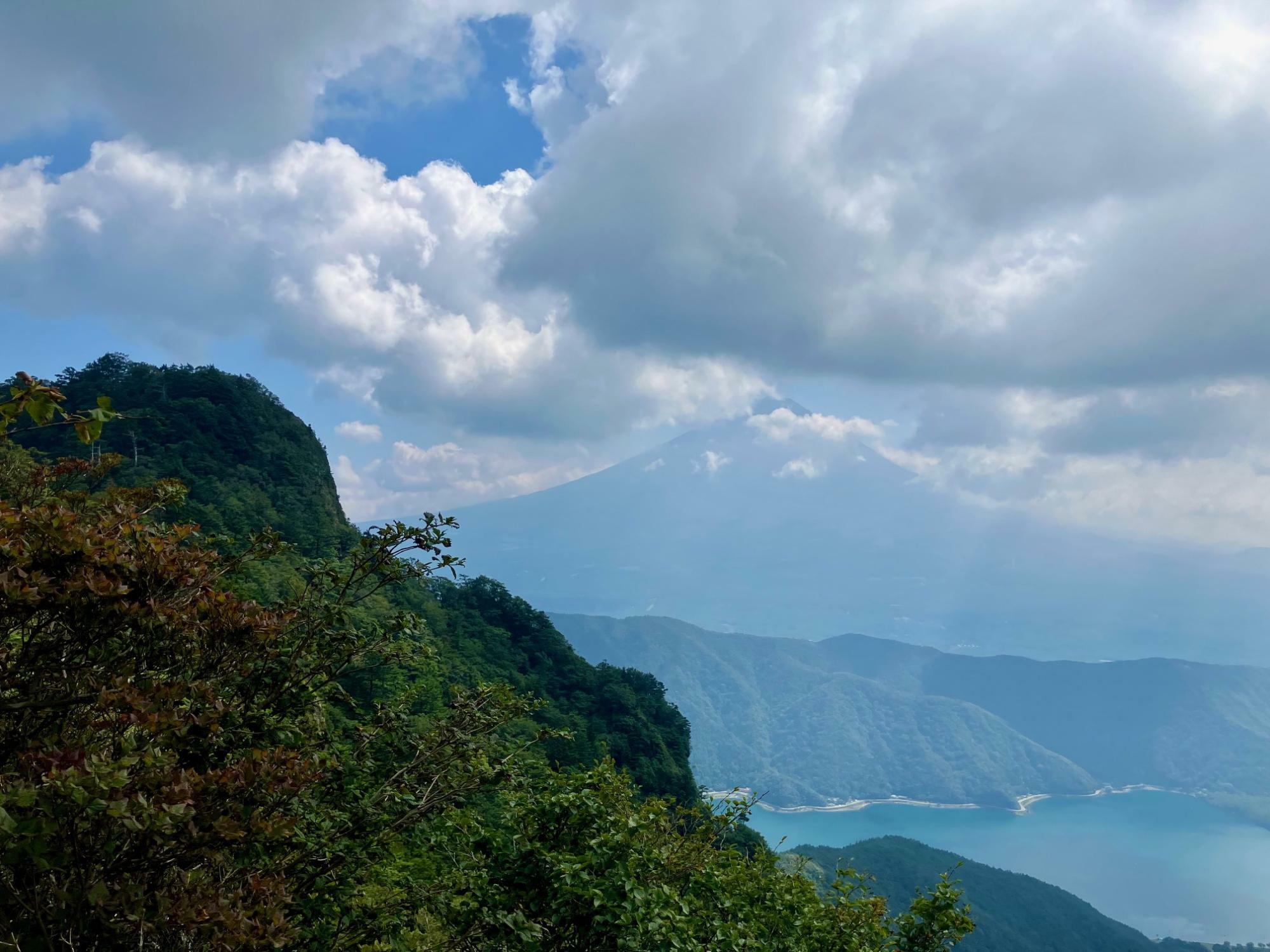 いま来た道を振り返れば十二ヶ岳とその背後に富士山