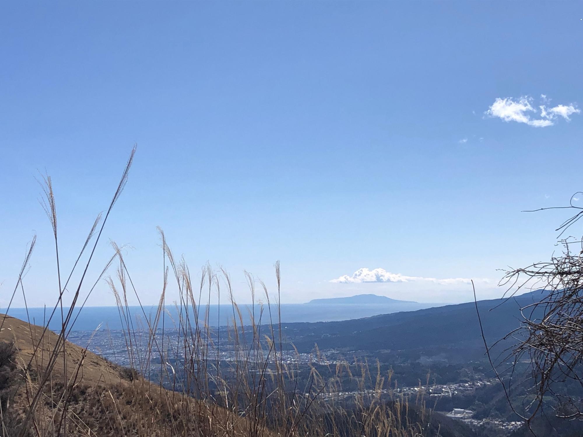 西から東へ相模湾と伊豆大島を見渡すパノラマ風景