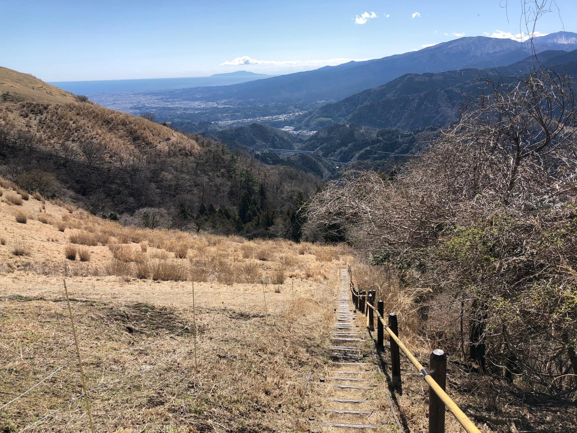 牧場の脇の階段道を下っていきます