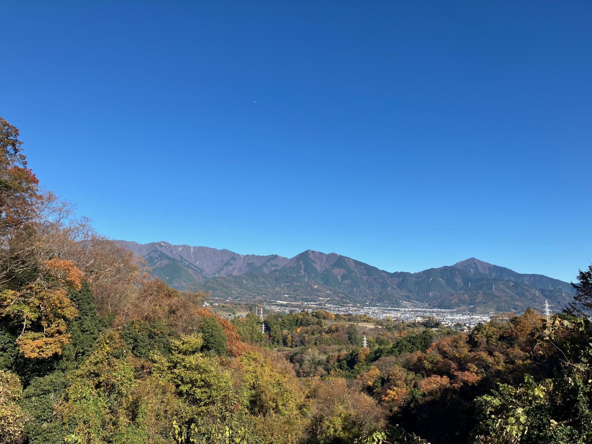 丹沢山塊の眺め　左端に塔ノ岳