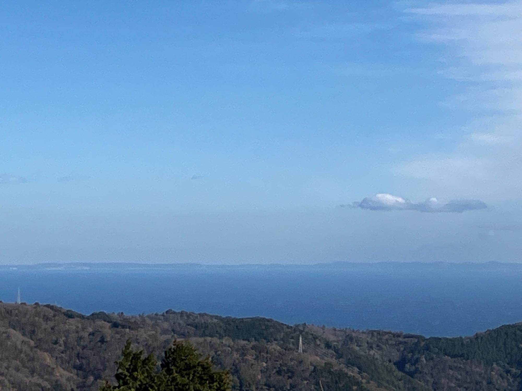 遠くに霞むのは房総半島か