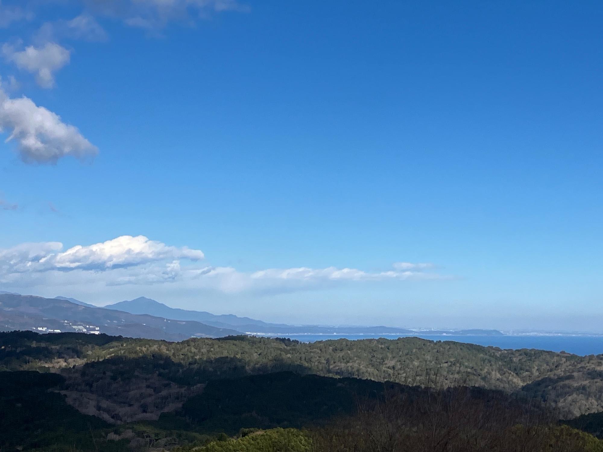 丹沢方面を望む　左のピークは大山