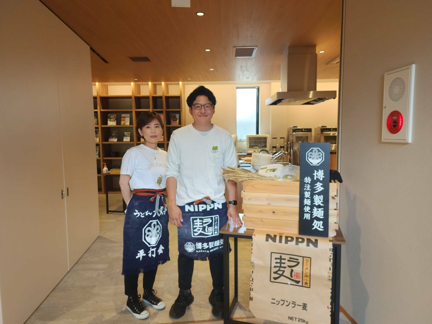 「nodoca」1階奥にキッチンがあります。「博多製麺処」の工場長・新吉隆大さんとスタッフがお出迎え