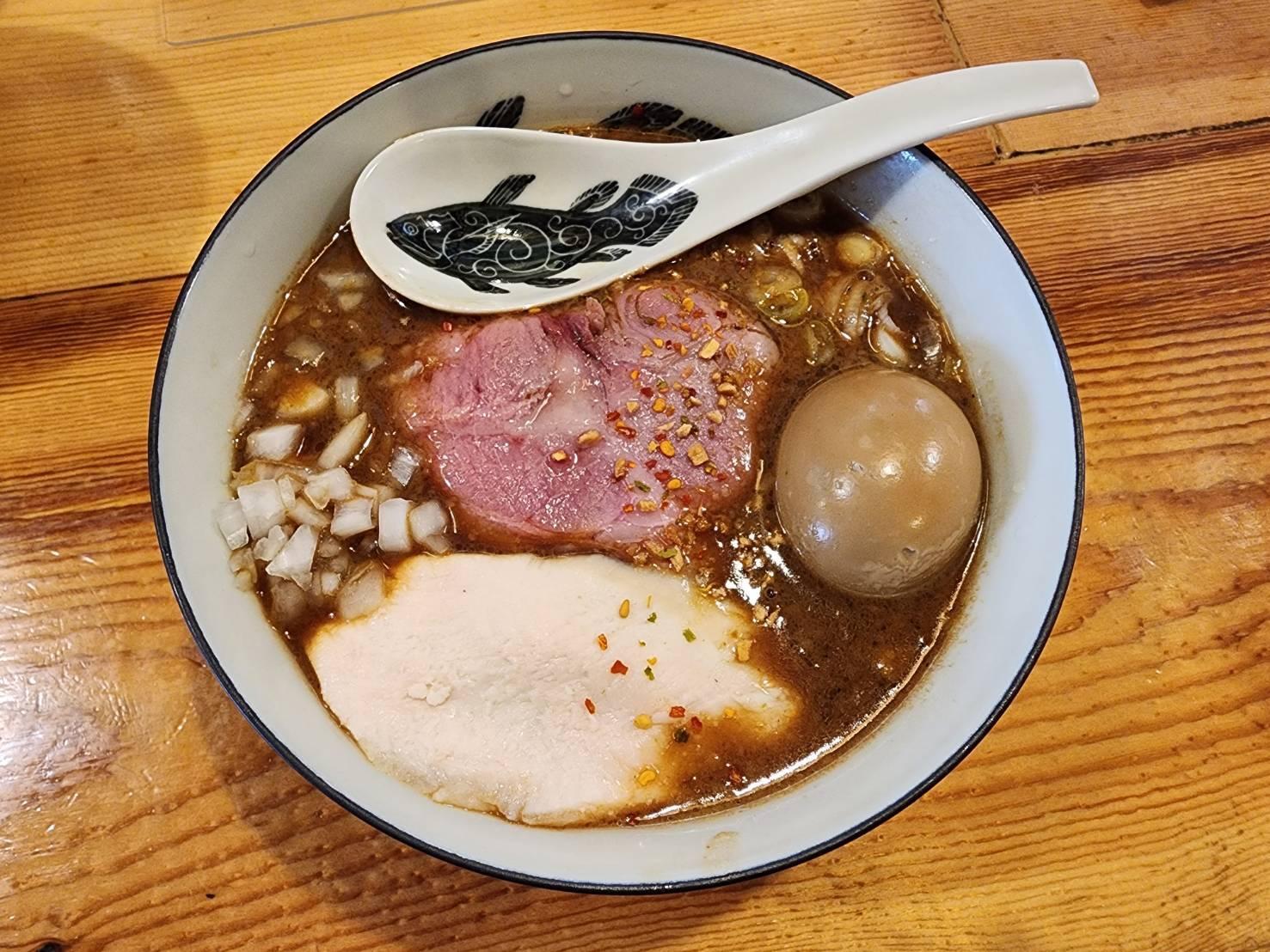 鹿児島産の甘めの味噌を使った味噌ラーメン「コートニィ」。煮卵を割ると超リキッドな黄身が流れ出す