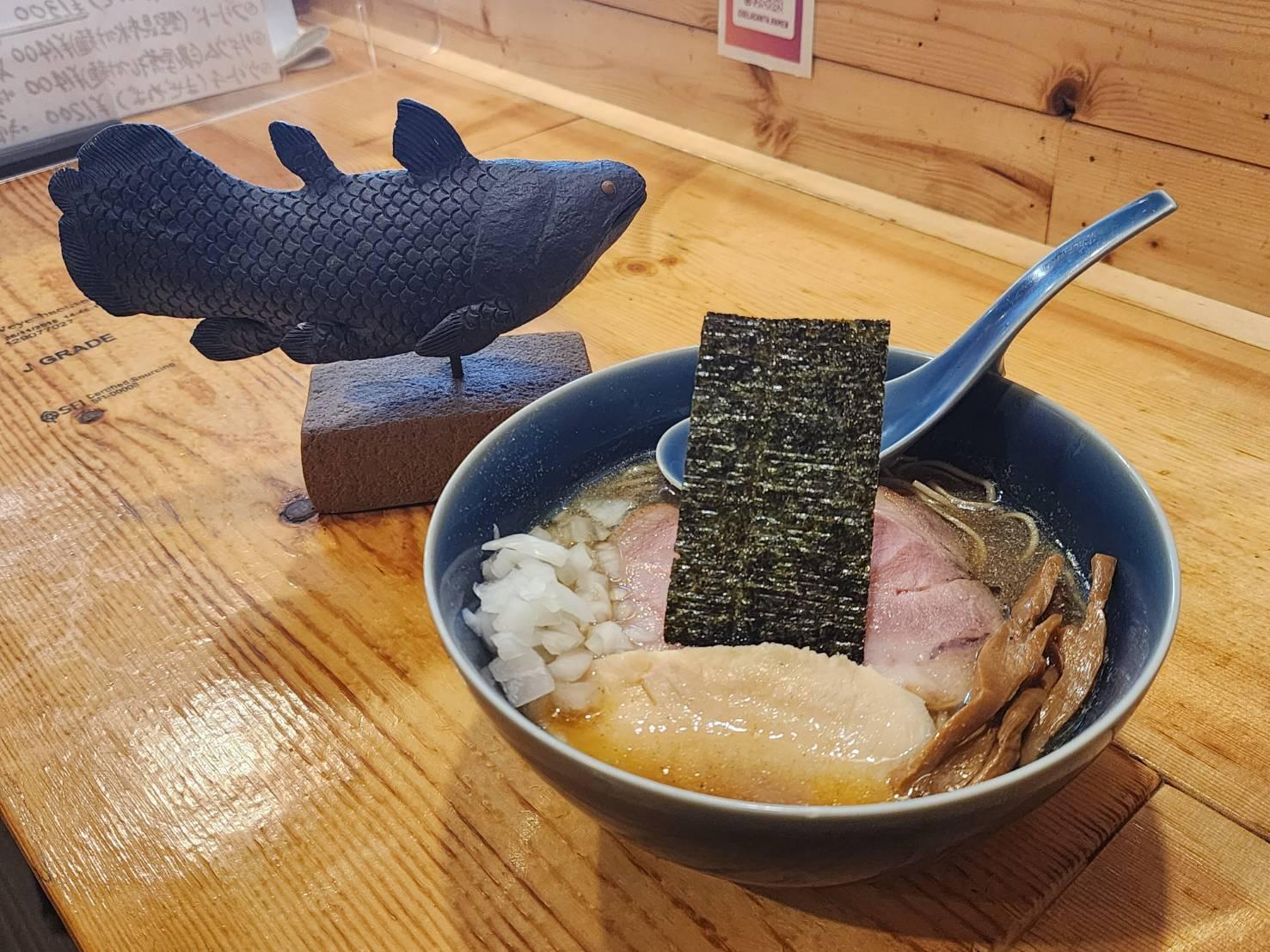 “メタル系清湯煮干しラーメン”の「ブリュウ」。シーラカンスのオブジェも置いてある