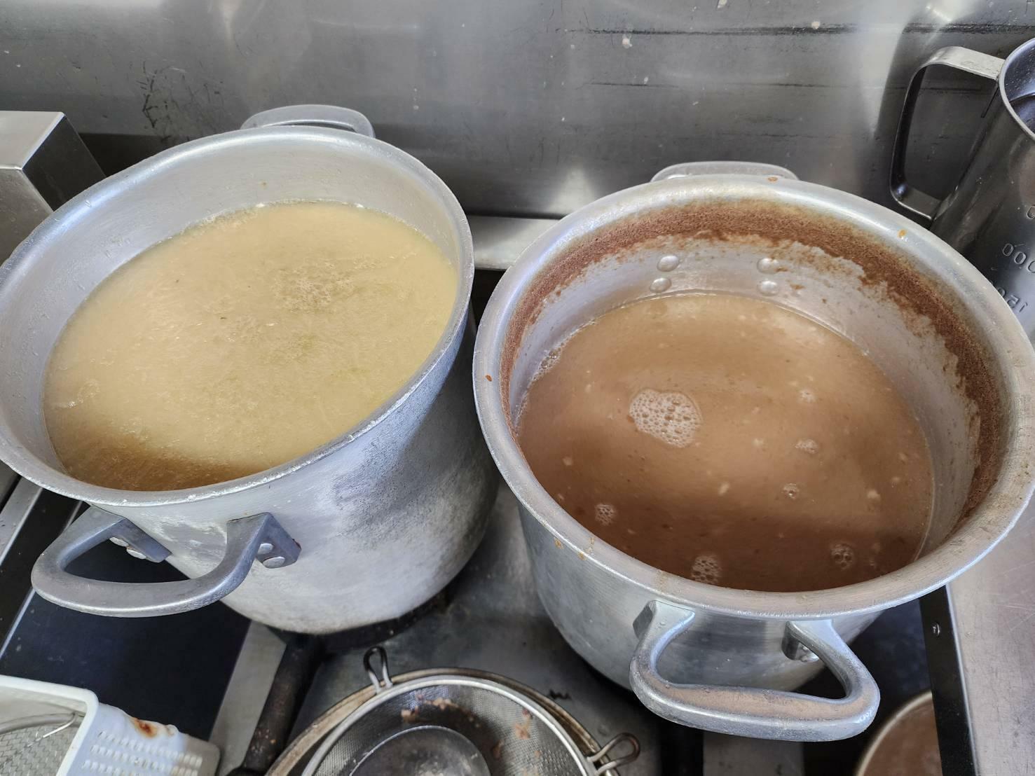 左が「白」、右が定番「ラーメン」のスープ。右は醤油と合わさる前から深い茶濁になっている