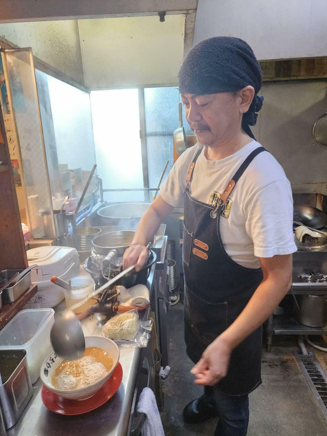 店主の有吉竜ニさん。料理の引き出しの多い有吉さんが、うまい担々麺とは、にこだわり行き着いたのが豚骨ベース