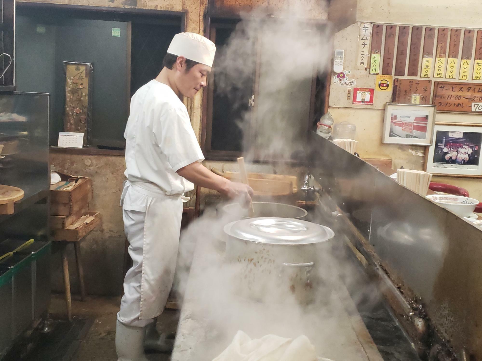 この人が「ふくちゃんラーメン」の店主・榊伸一郎さん。孤高の天才ともいうべき豚骨ラーメン職人。どんなに忙しくなろうと麺場は他の人には絶対にまかせない