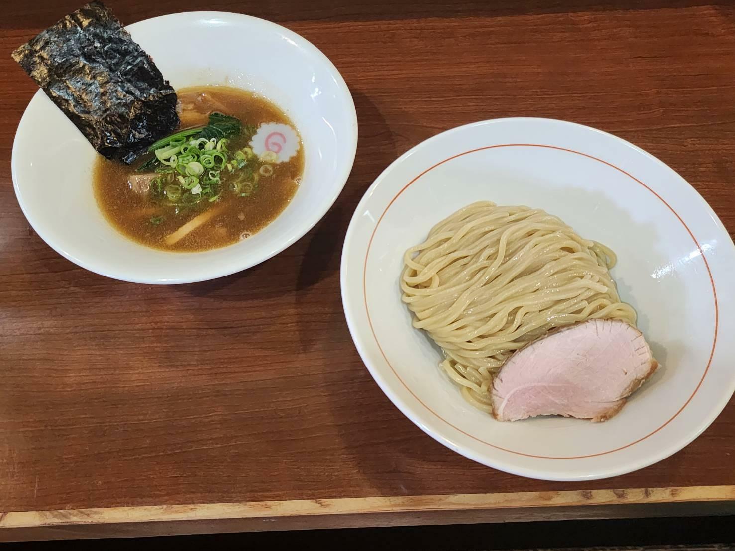 豚魚のラーメンに加え、つけ麺も新メニューで開発した。麺は共に東京「三河屋製麺」