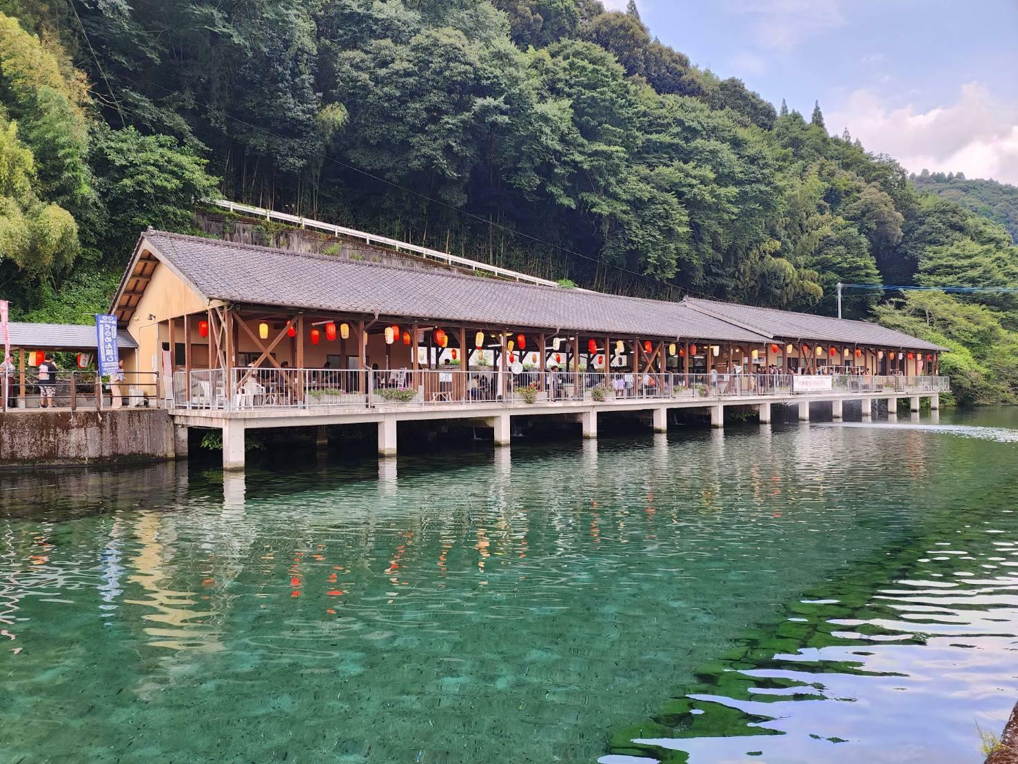 「竹中池公園」の湧水地に突き出たそうめん流し店。身震いするほどの透明感を誇る名水が足元からこんこんと湧いている