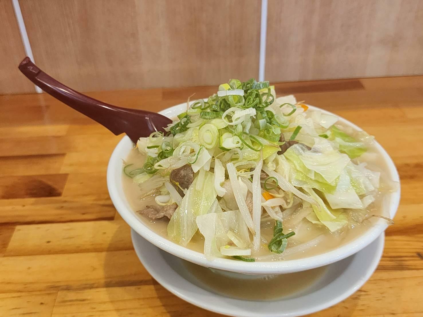 長浜ラーメンの麺、スープを使いちゃんぽんLikeに仕上げた「野菜炒め盛りラーメン」もバリうま