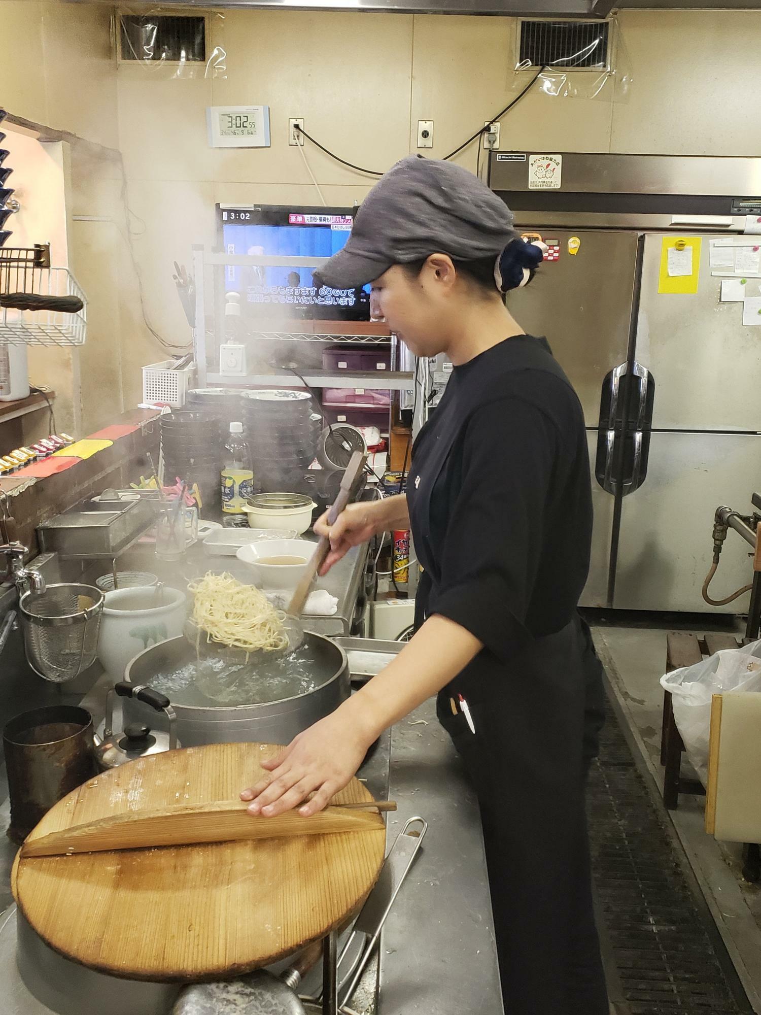 今は亡き瞳さんによる平網での麺場さばきはとても美しかった