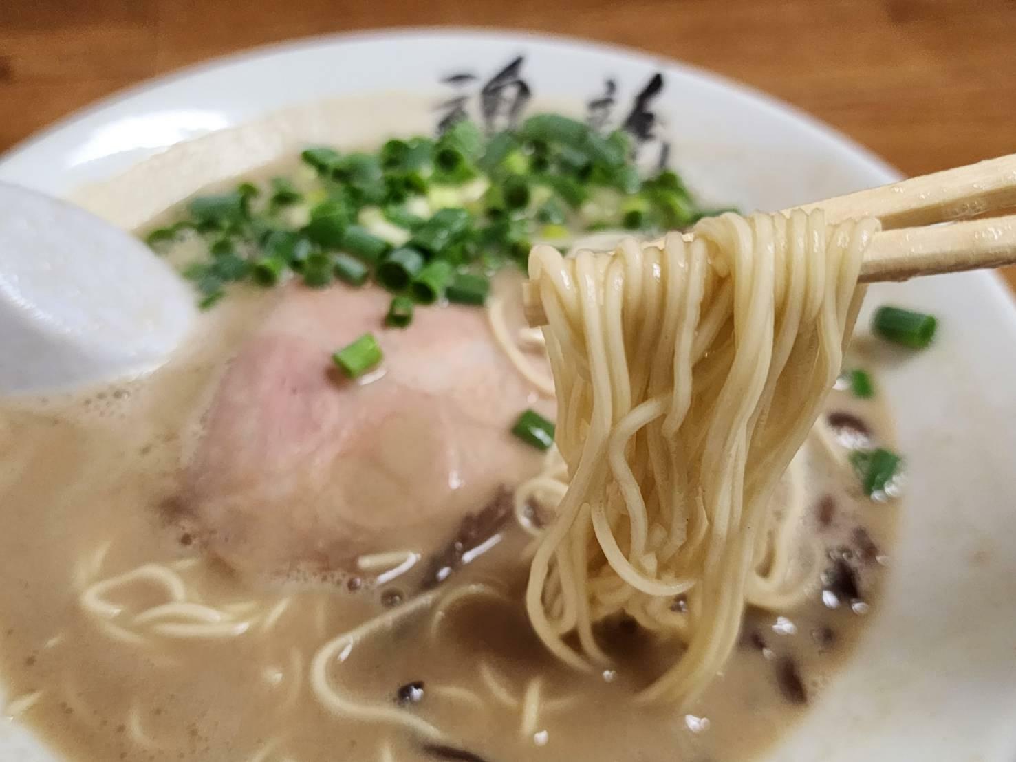 北九州「安部製麺」謹製の麺がスープを持ち上げるようなとろみと重厚感。ギトギトはしない