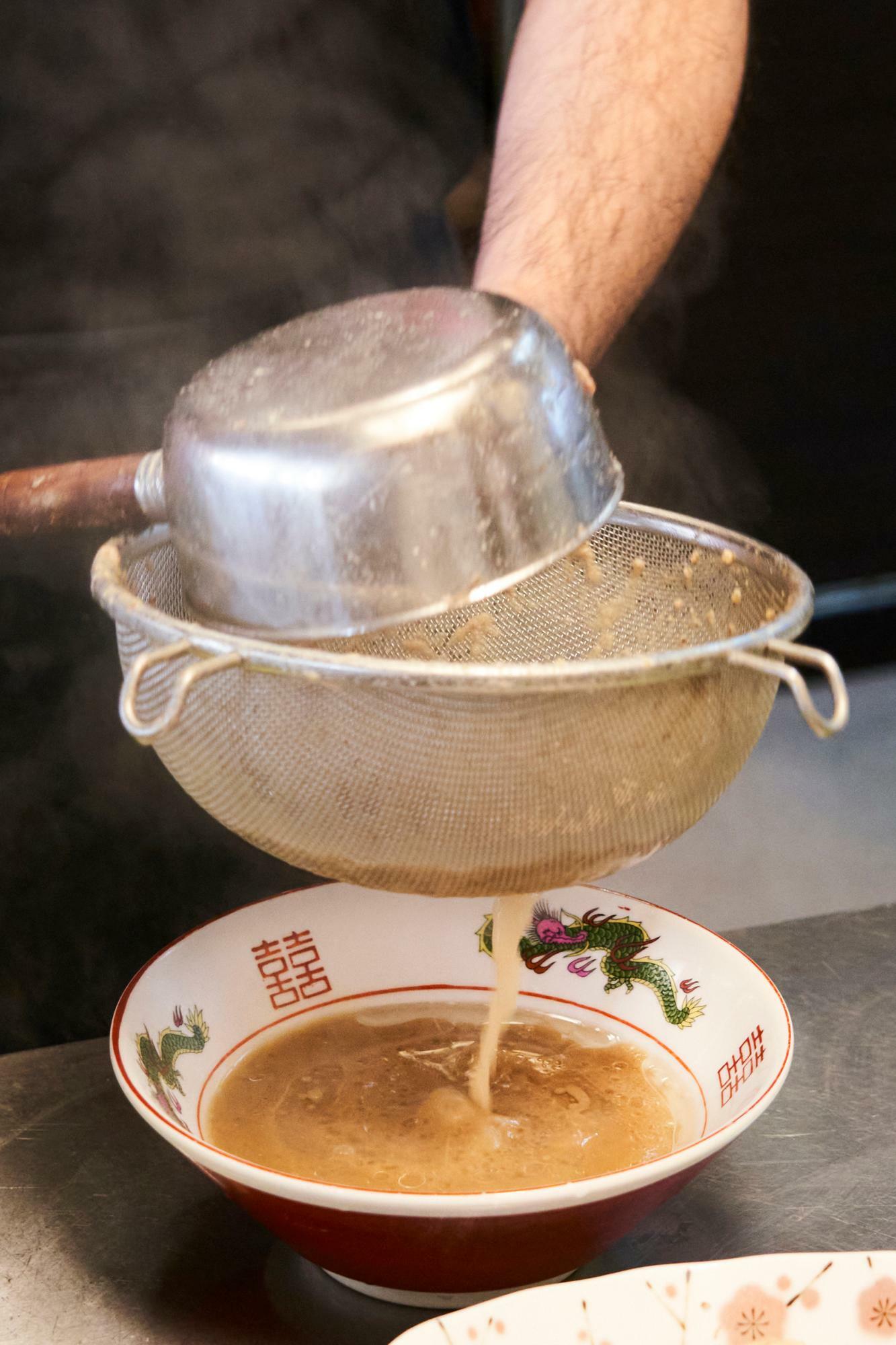 シャバいスープを、とことん愛すべき昭和の豚骨ラーメンのアイコンへと持ち上げた