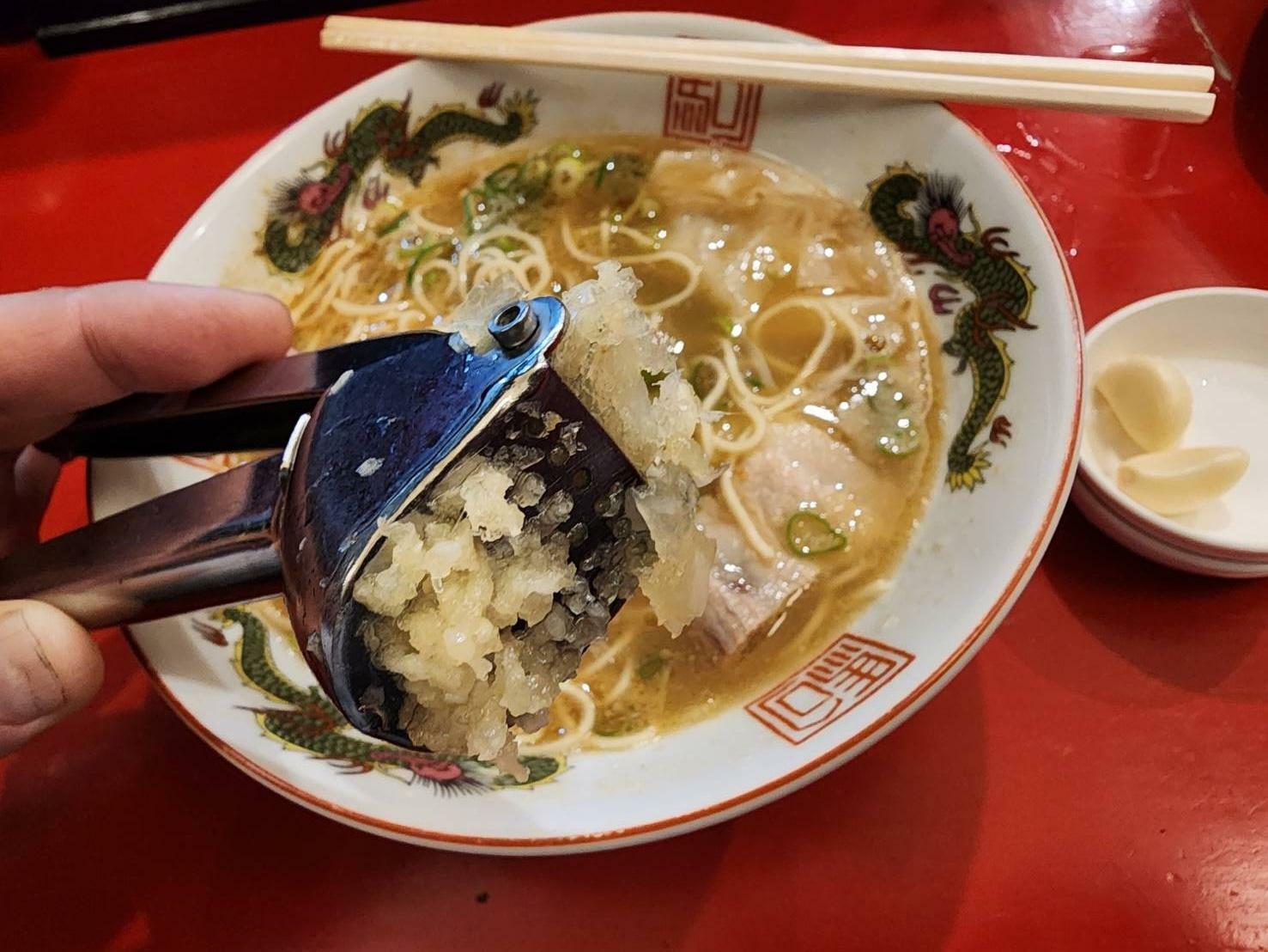 ニンニクをガシュッと砕いて濃厚豚骨ラーメンにイン。最高である