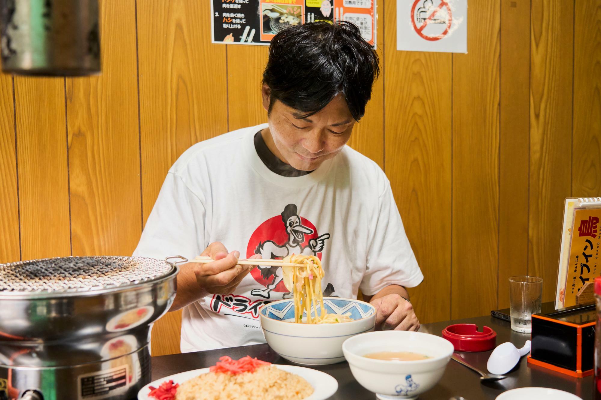 ドラ鳥のTシャツを着てドラ鳥のちゃんぽんをズズリ。最高である。「あっ、Tシャツに汁が飛んだw」