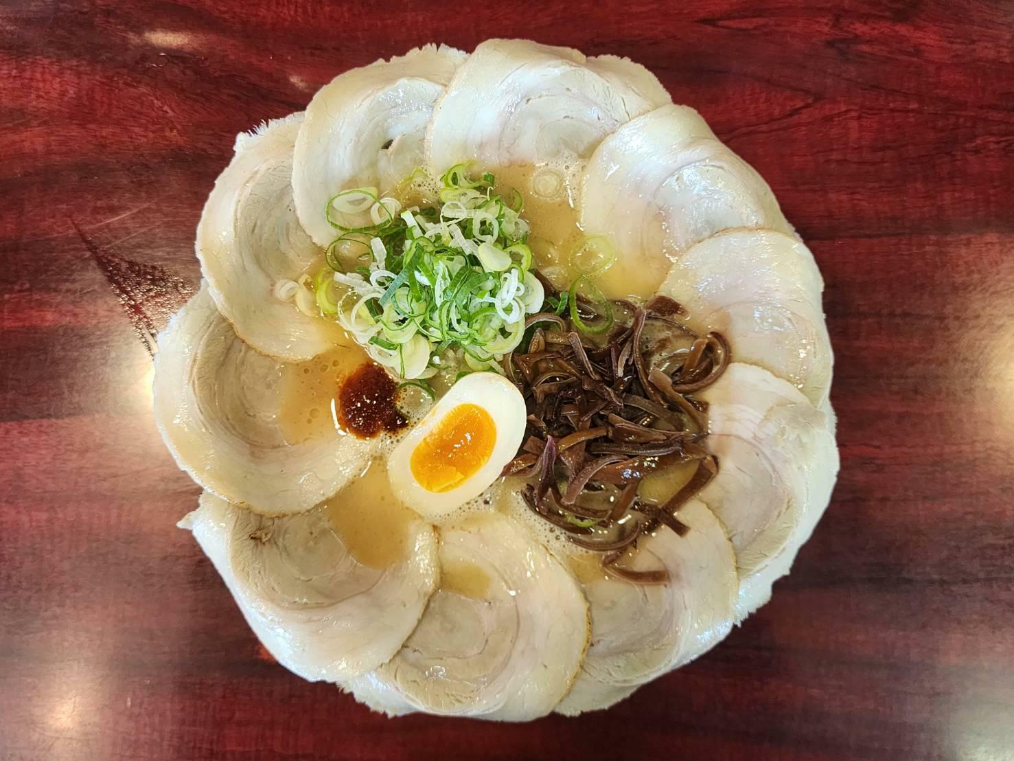 チャーシューの下は、しなやかなコシの細ストレート麺