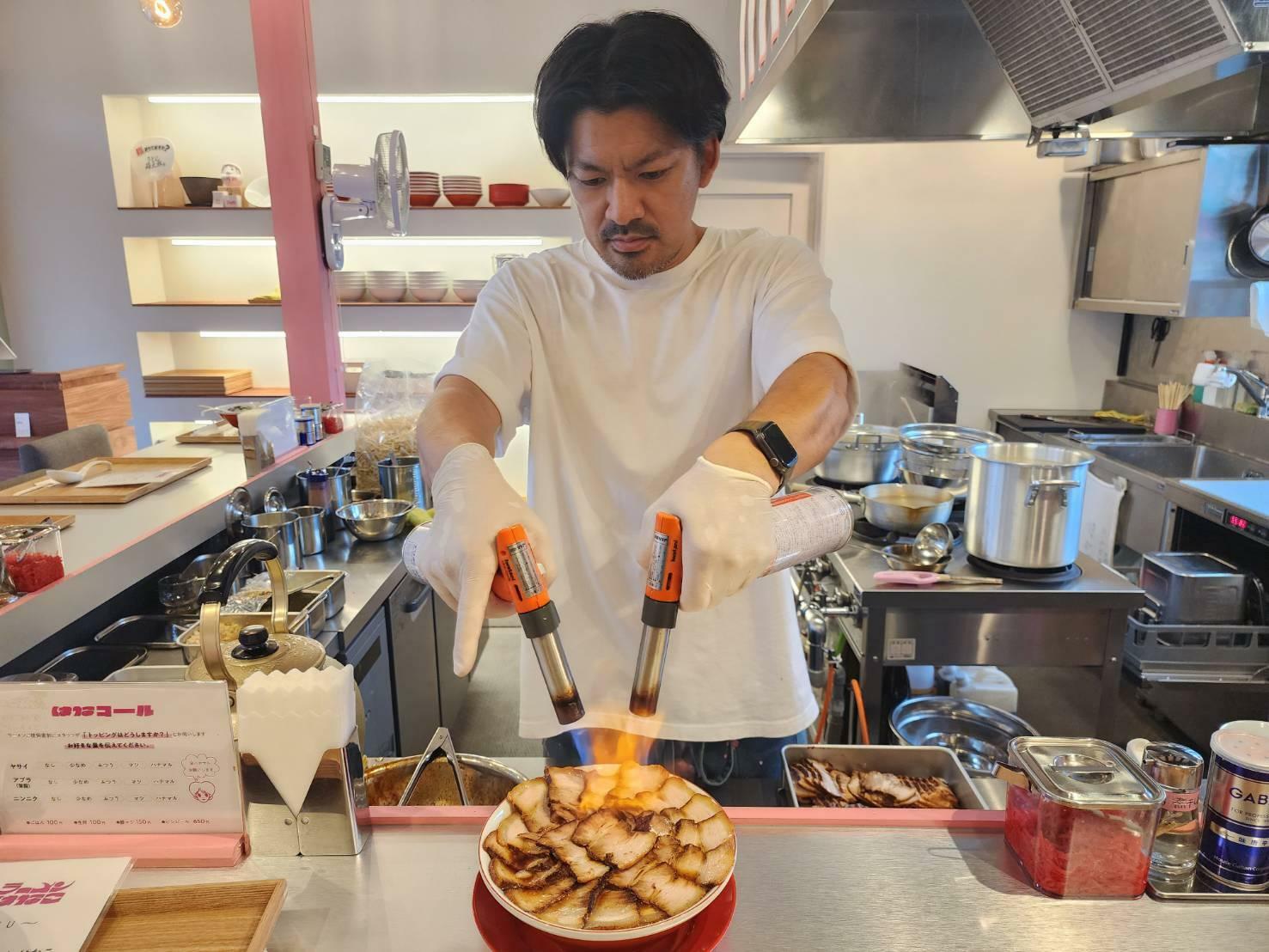 店主の久保徹さん。「ラーメンはエンタテイメント。楽しみながらお腹いっぱいになってほしいですね」