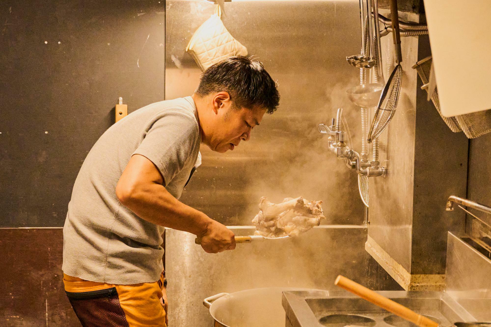 この人が熊本ラーメンのキーマン小田圭太郎氏。「圭ちゃん」ラーメンの厨房で一人、ひたすら豚骨と対話する