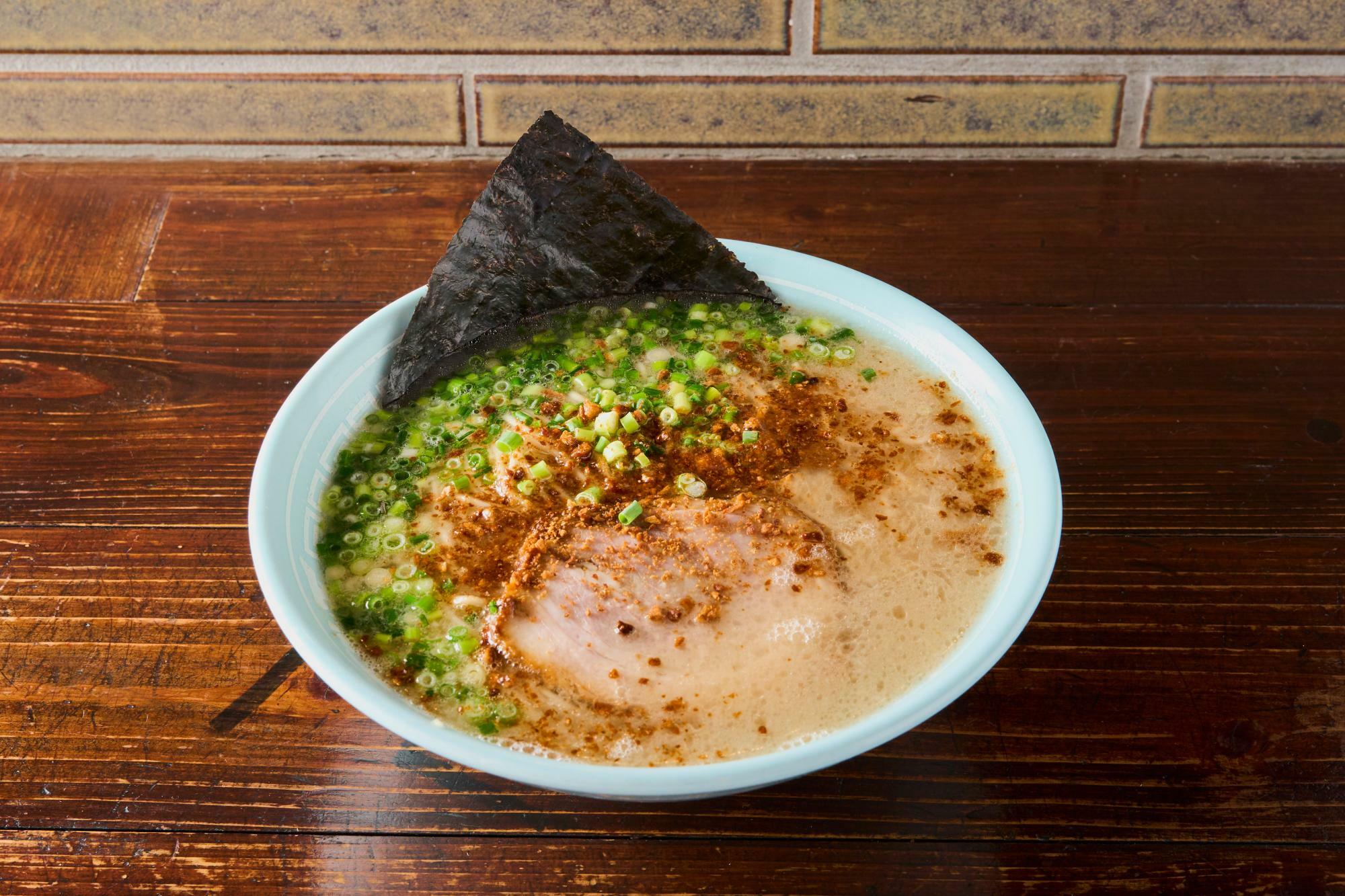 このニンニクが浮いた豚骨ラーメン。“マジで”うまい！