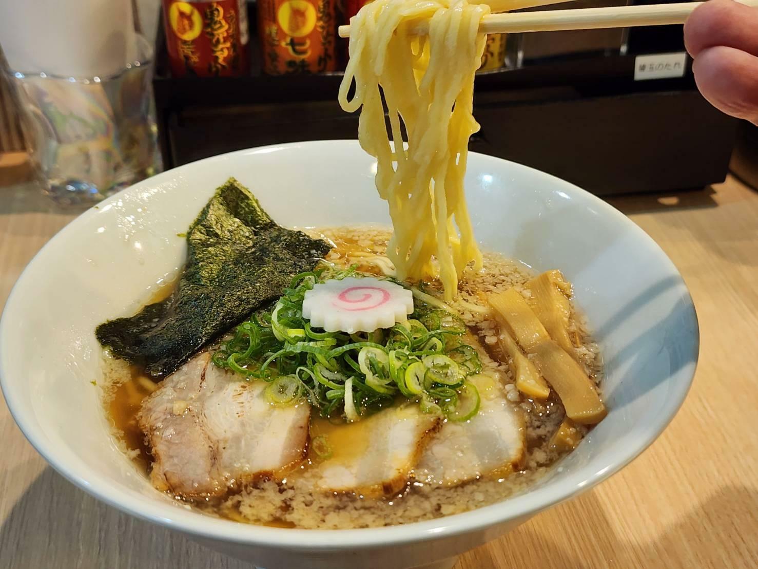 背脂の粒も浮かべた「伊吹いりこ 醤油らぁ麺」