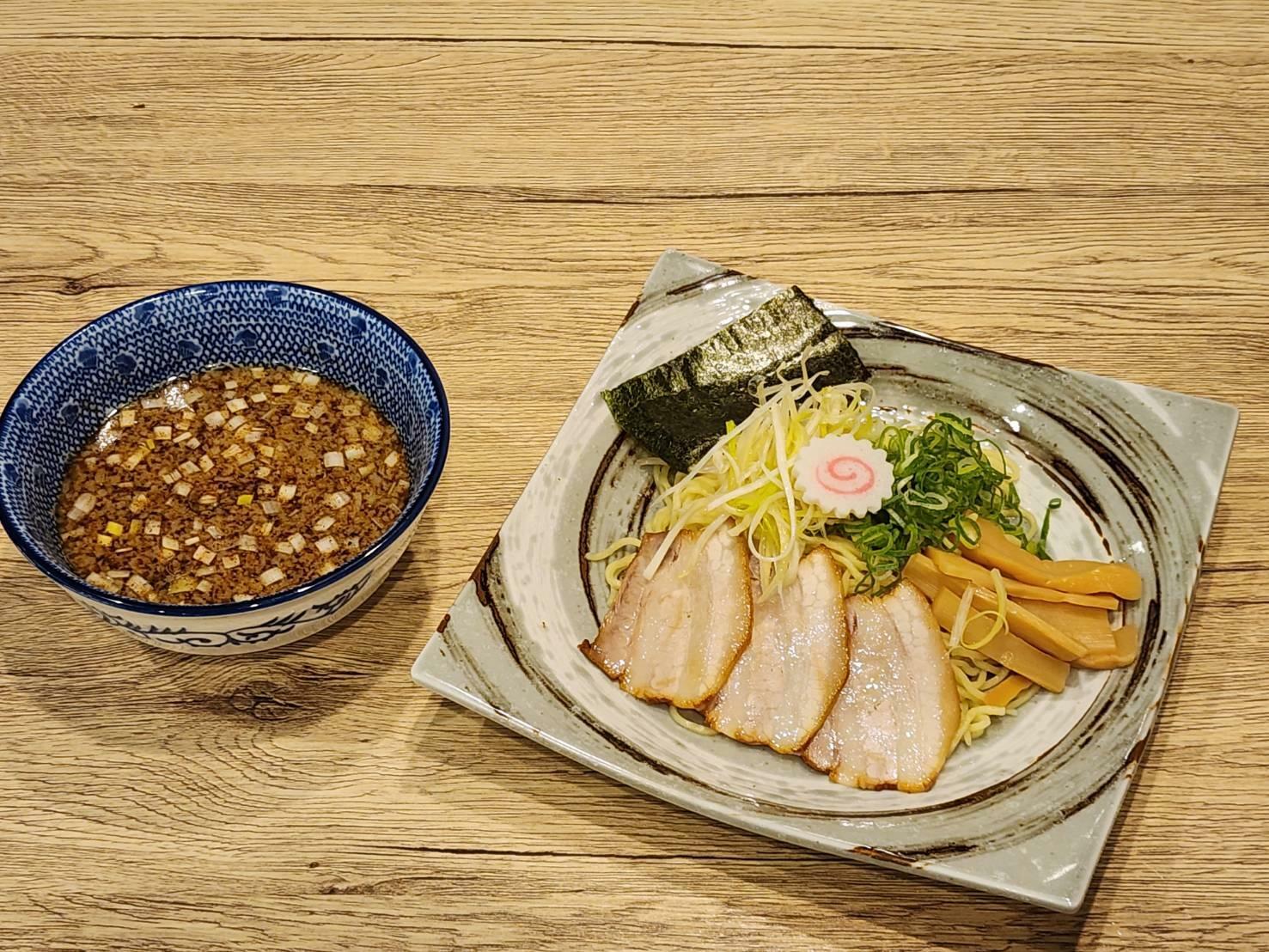 「つけ麺伊吹」。こちらも「伊吹いりこ」と丸鶏のダブルスープ。器にもこだわる