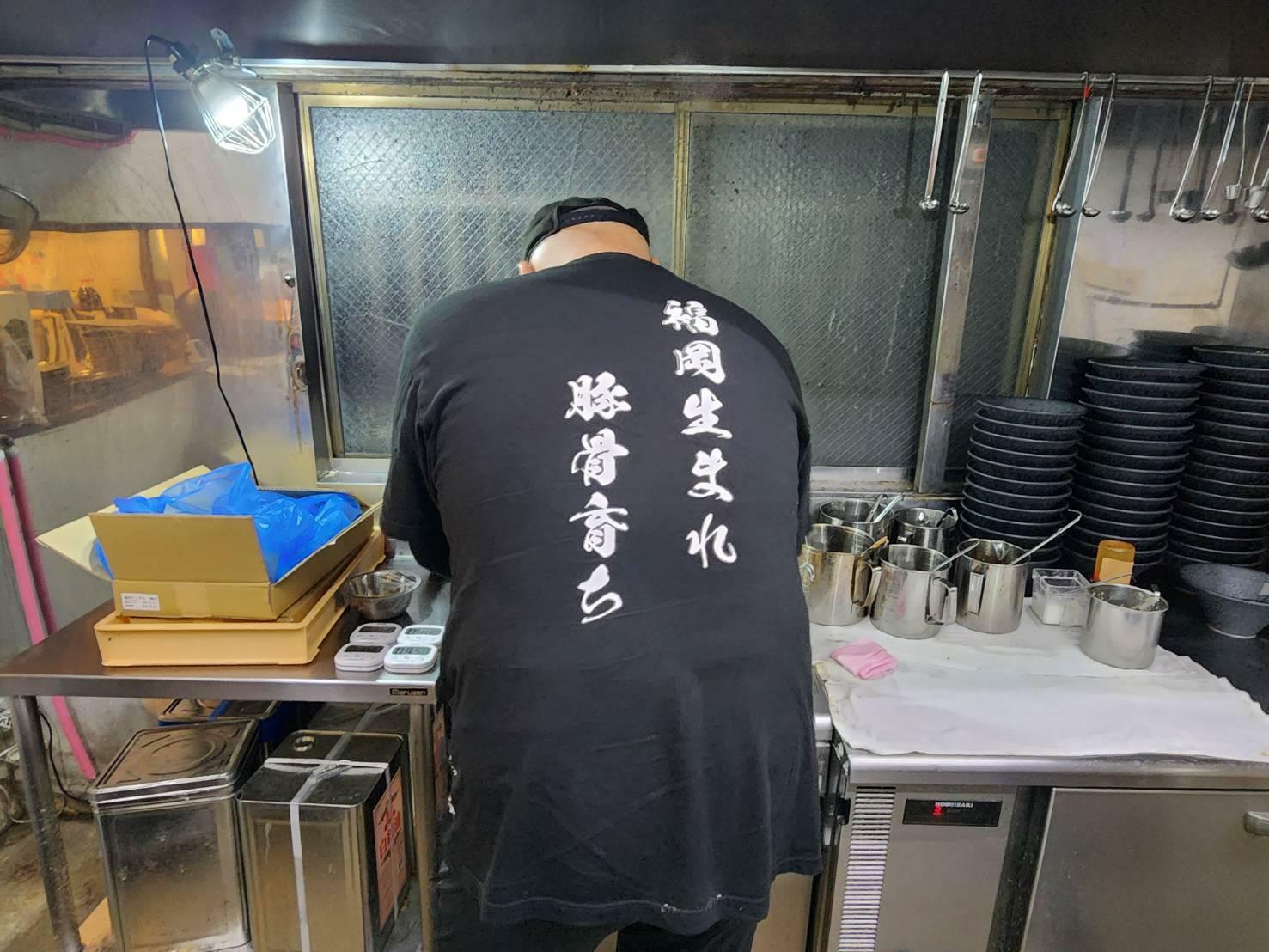 「福岡生まれ。豚骨育ち」。15歳からラーメン店に入り、これまで博多豚骨1本の職人、松尾亮太