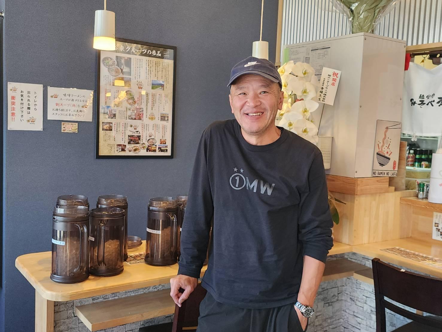 西谷家、銅鑼、みそべえの3ブランドを展開する店主の富田一憲さん（昭和45年福岡糸島生まれ）。西谷家は福岡西エリア最強濃度のこってり豚骨として有名