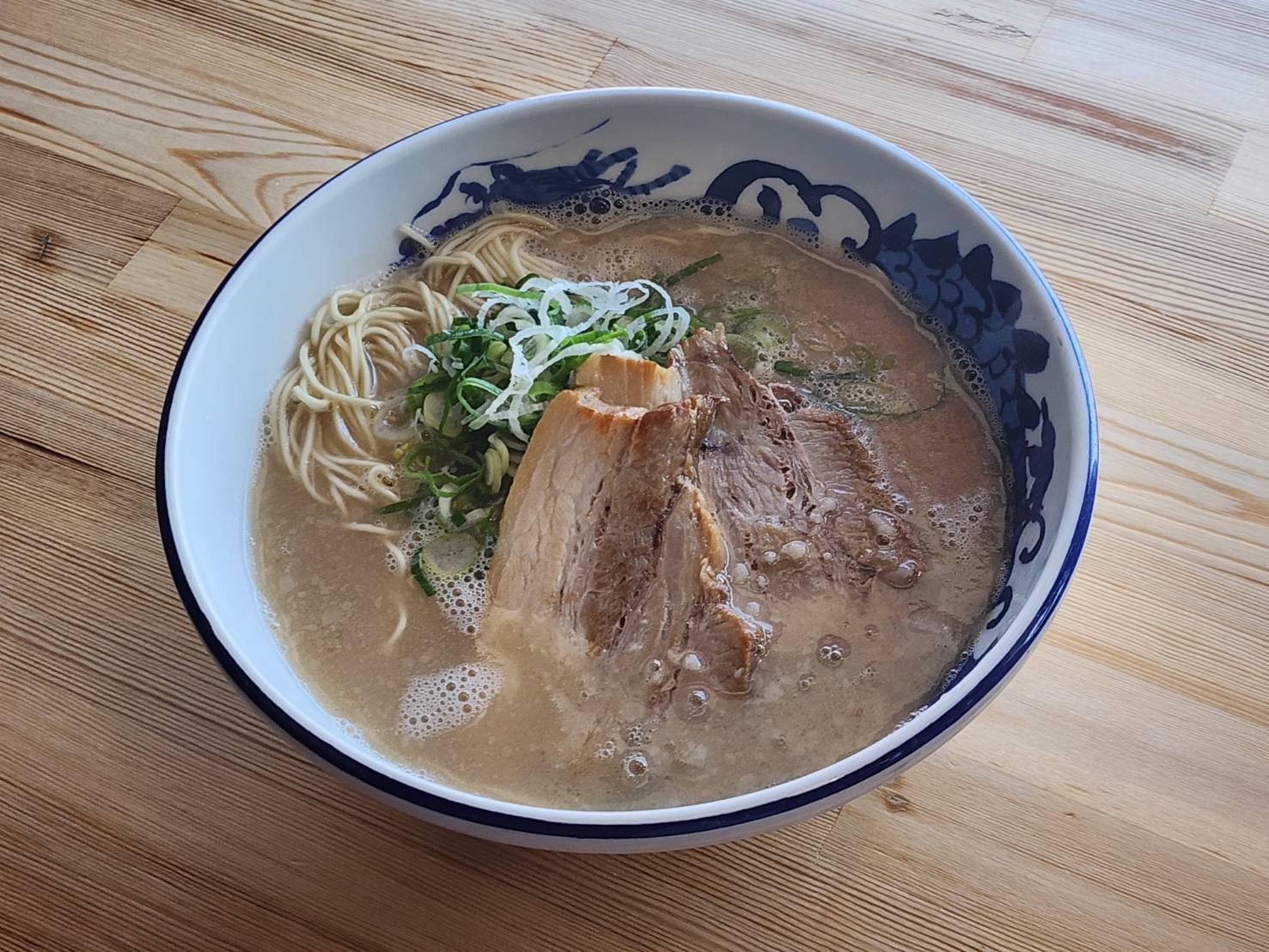 味噌ラーメン、豚骨ラーメン(写真)、担々麺の3本柱