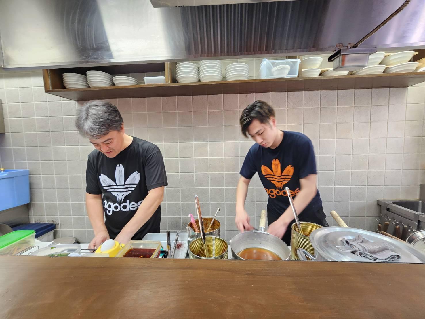 あうんの呼吸で麺場をさばく銘田俊介さんと弟子の安部遼さん