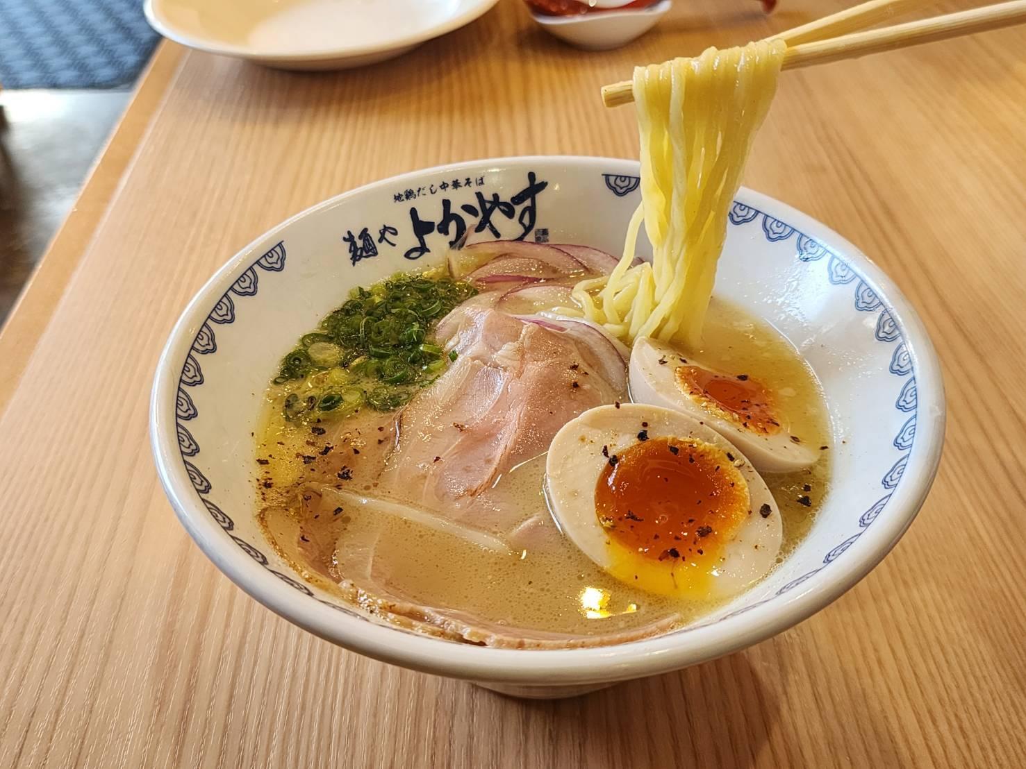 麺は「製麺屋 慶史」謹製の中太縮れ麺