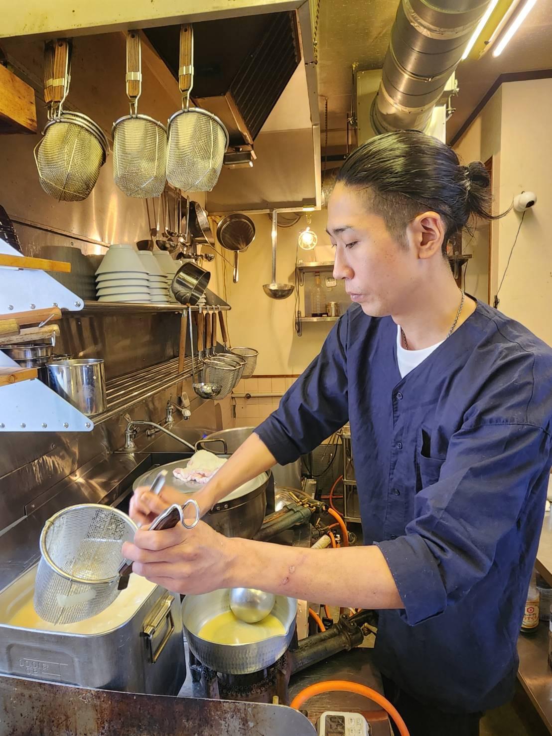 鶏白湯スープを手鍋で1杯ずつ再加熱し熱々で提供