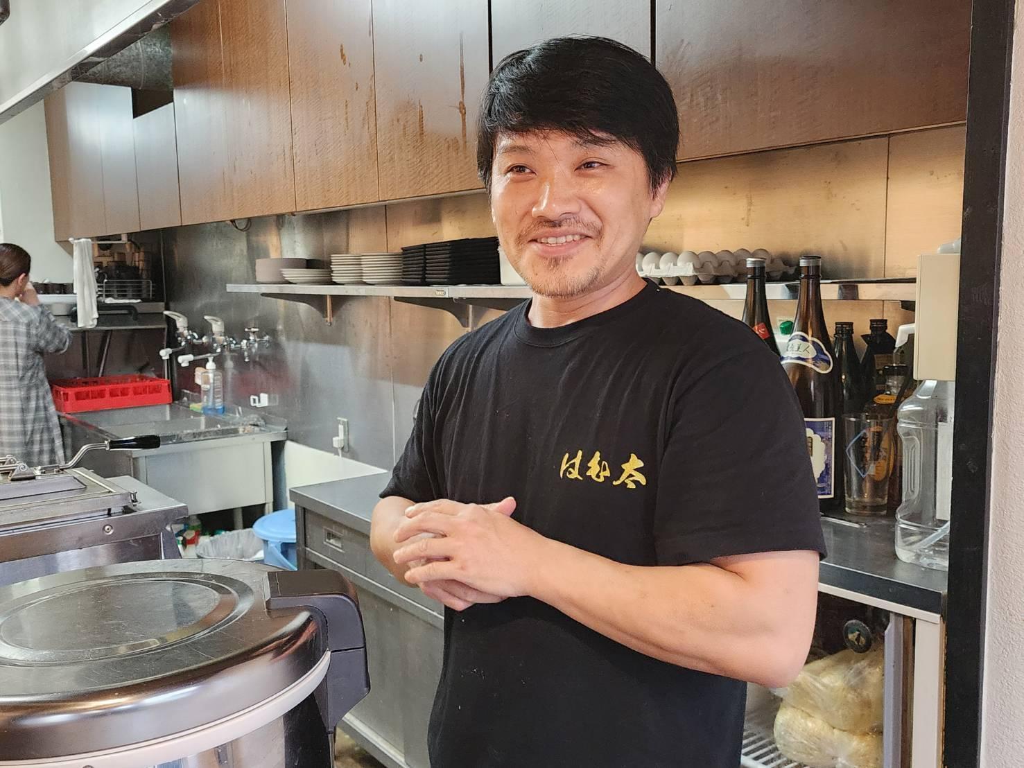 夫婦で開業した「博多ラーメン はむ太」の店主・有吉亮さん。気さくな人柄で応援したくなる