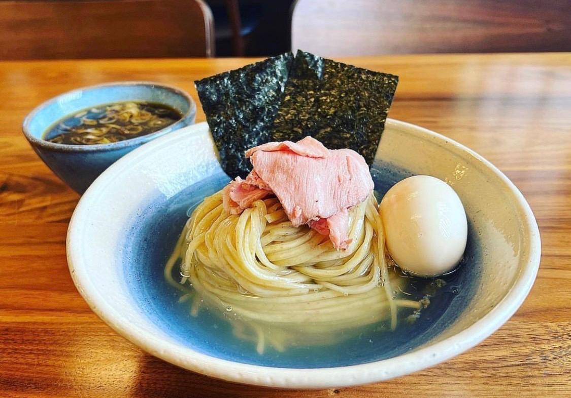 「孤虎」のつけ麺。佐賀県産小麦、全粒粉を練り込む自家製麺