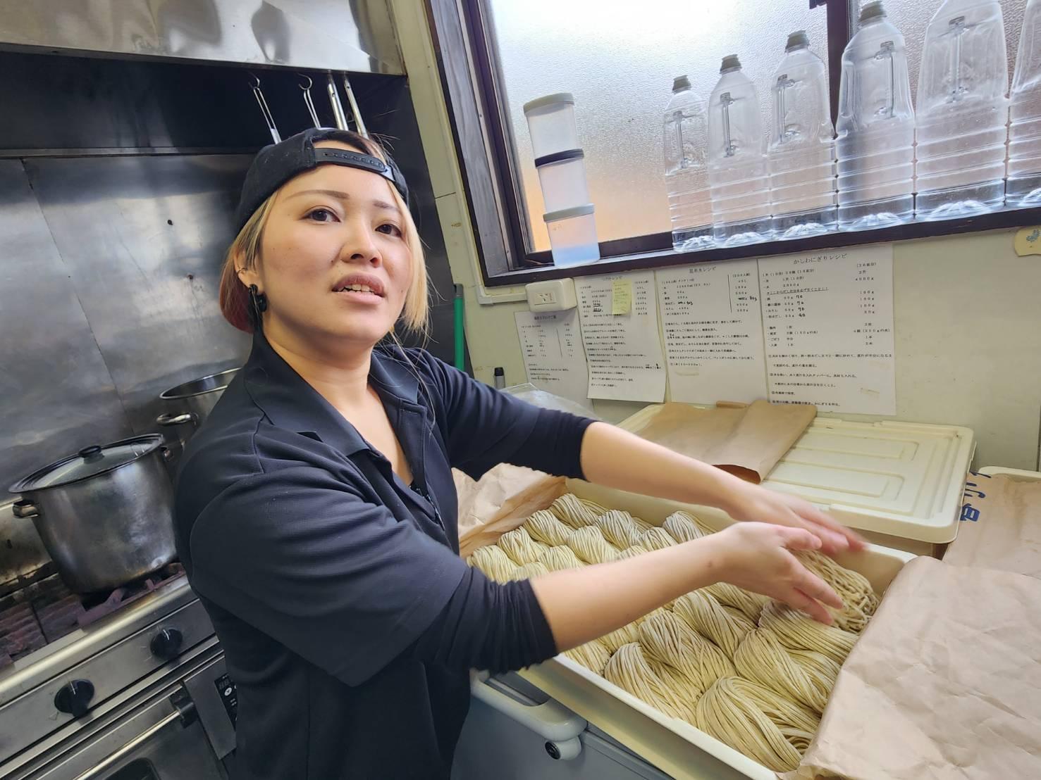 麺は佐賀本店、小倉店それぞれで製麺。写真は本店の“孤虎麺師”である店長の福田真子さん。「気温、湿度にも気を払いながら、いい麺ができた時は束ねた時の触感で分かりますね」と愛おしそうに語る