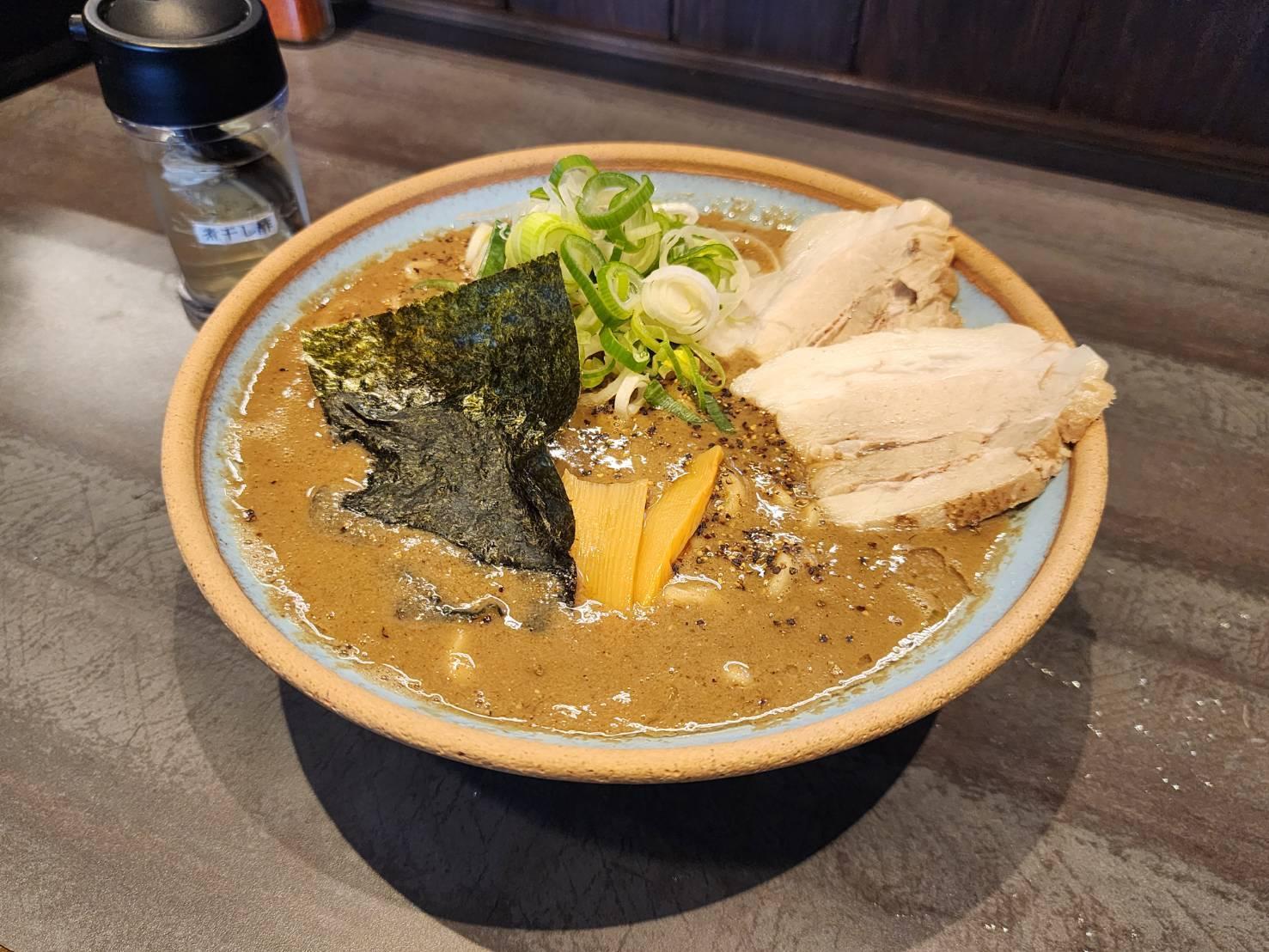 つけ麺と煮干しラーメン（写真）の2本柱。煮干しラーメンはミキシングした煮干しの粒感を生かし、粘度を上げたドロ煮干し系。つけ麺が淡麗な分ラーメンは濃厚に、そしてとことん遊ぶ