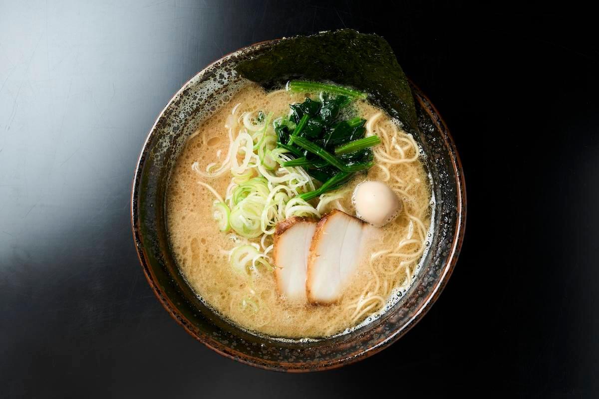 “博多豚骨醤油ラーメン”を代表する一杯。ほんのりした甘さと深いコクがある