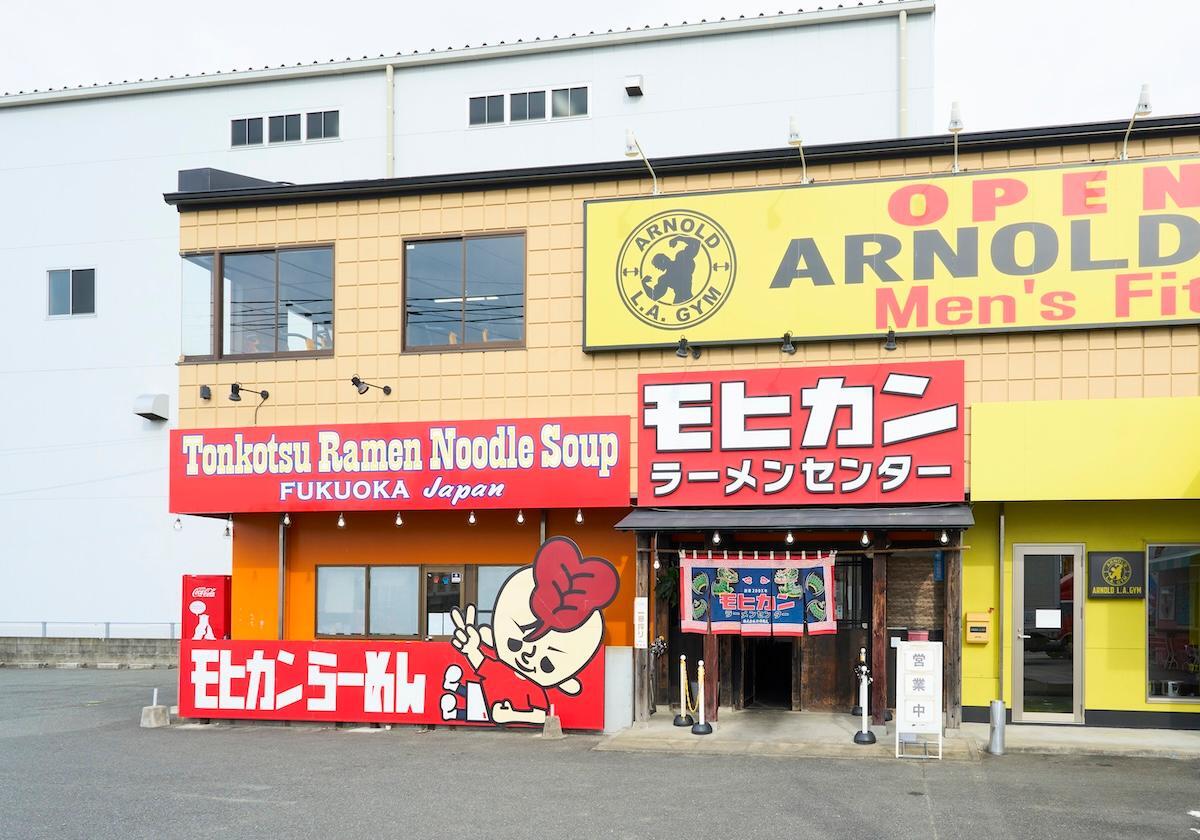 駐車場も広く、店内には座席席も完備。ファミリーにもおすすめしたい豚骨ラーメン店だ