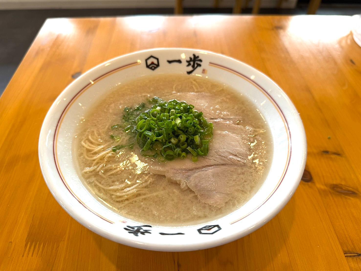 「博多豚骨一歩」のラーメンは奇をてらわない王道博多ラーメン。1月25日（土）、26（日）、27日（月）は替玉1玉1円（1人1玉）