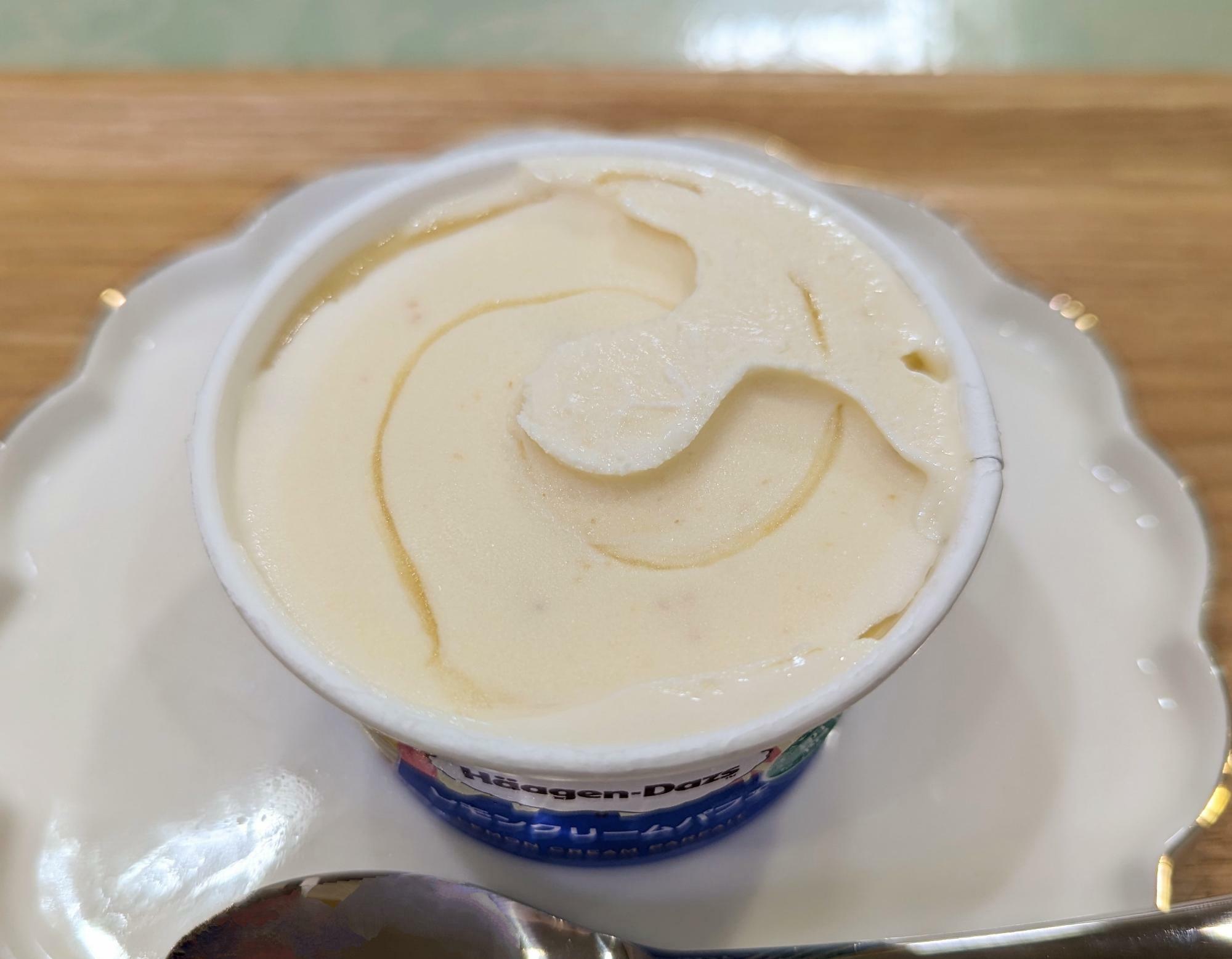 アイスクリームから見える、レモンソース