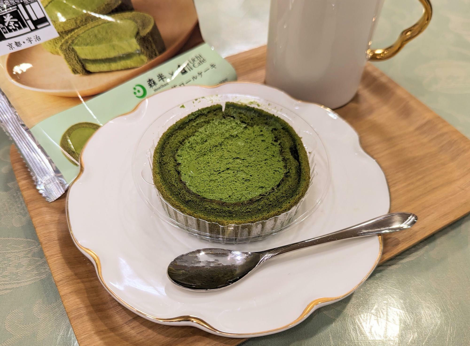 プラスチックケースに入ったお抹茶ロールケーキ